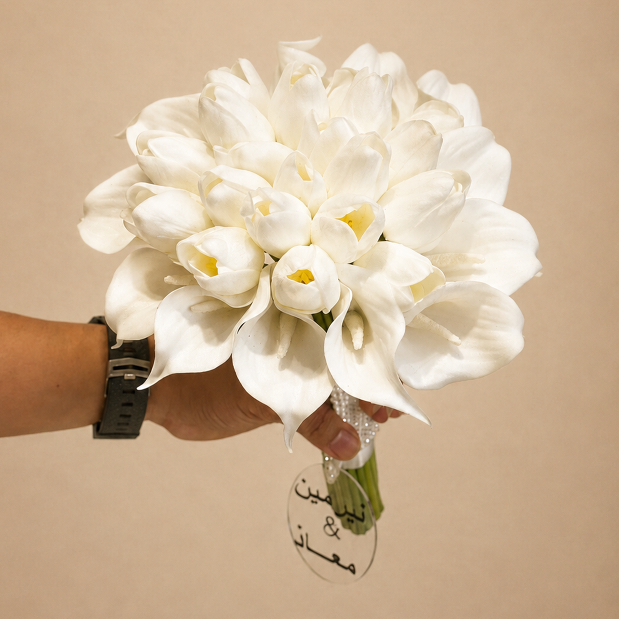 20 Pieces Artificial White Tulips 
15 pieces of artificial white 
Satin Tape 
acrylic hook, the name of the brides